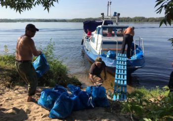 В Саратове министр погрузился на дно Волги и помог его почистить