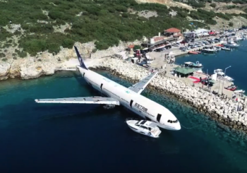 У берега Эгейского моря затопили авиалайнер Airbus A330