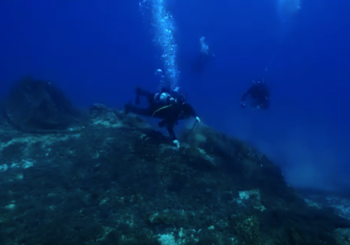 Риф из пакетов и пластика на дне Эгейского моря