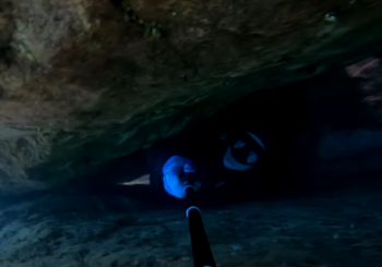 Пробираясь сквозь узкий туннель под водой