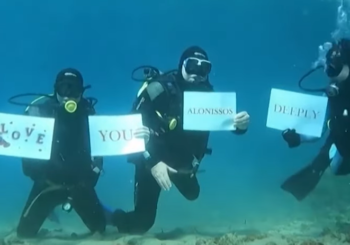 Дайверы отправляют любовные послания под водой