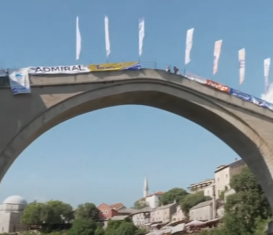 Клифф-дайверы продолжают традицию прыжков со Старого моста в Боснии
